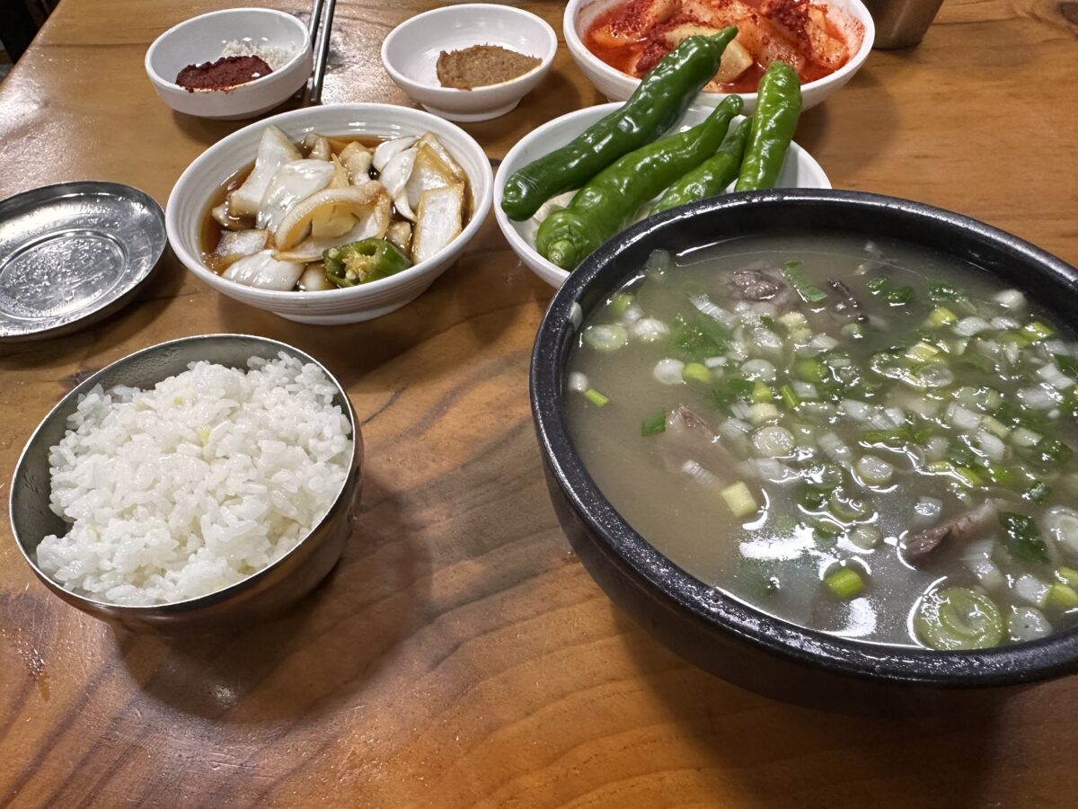 장기식당 메뉴판과 마감 시간 안내