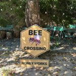 포항 허니웍스 카페 마당의 BEE CROSSING 표지판