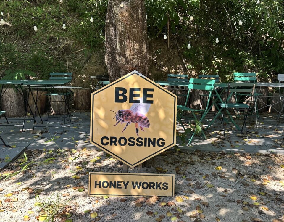 포항 허니웍스 카페 마당의 BEE CROSSING 표지판