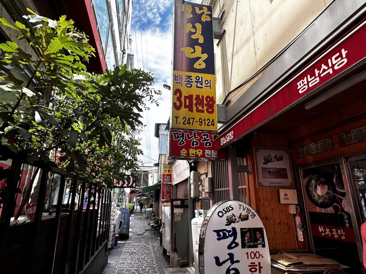 왼쪽 아래에 「65년 전통 장기식당」 간판이 보입니다. 두 집이 이렇게 붙어 있습니다.