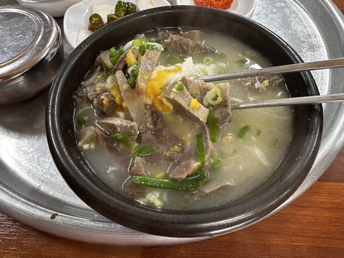 젓가락으로 들추니 노른자가 나옵니다.