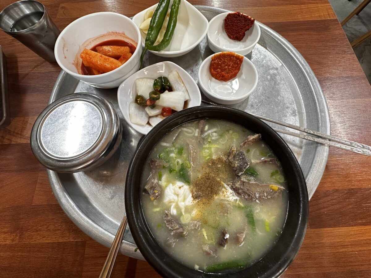 상차림. 깍두기, 마늘과 고추, 무절임, 다진양념.