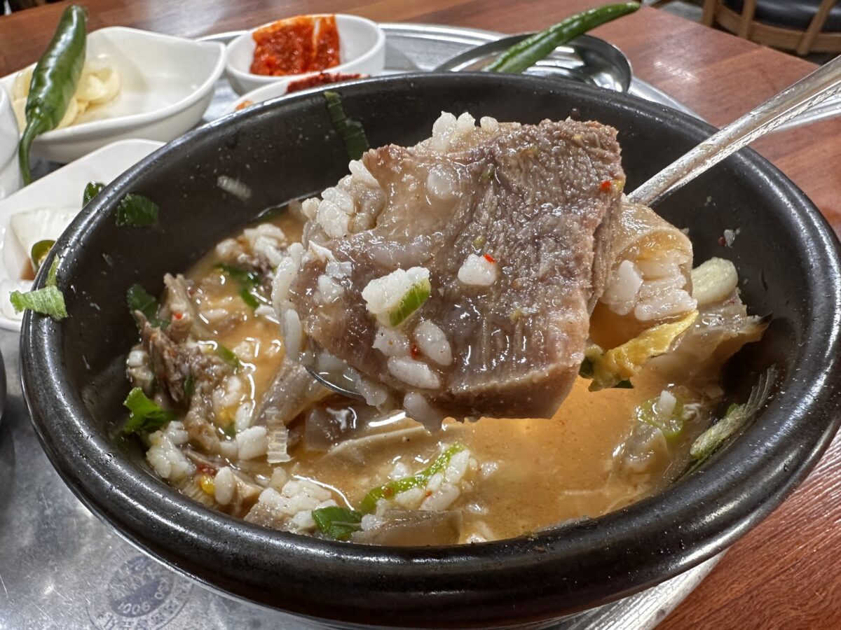 고기를 밥 위에 올려서.
